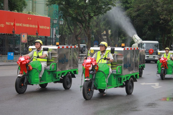 Hà Nội vận hành 100 thiết bị, xe vệ sinh môi trường hiện đại ở 4 quận nội đô. (Ảnh: Minh Anh/Vietnam+)