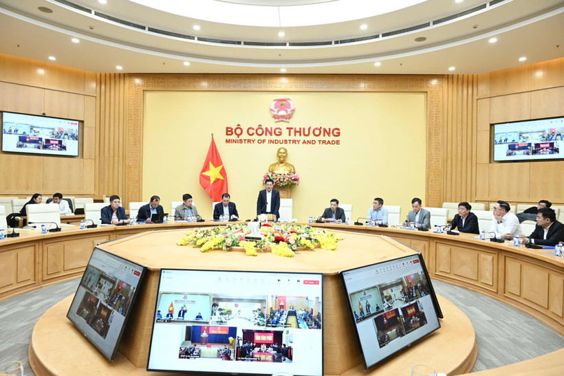 Bộ trưởng Bộ Công Thương Nguyễn Hồng Diên chủ trì cuộc họp về tiến độ thực hiện dự án đường dây 500kV Lào Cai-Vĩnh Yên. (Ảnh: Đức Duy/Vietnam+)