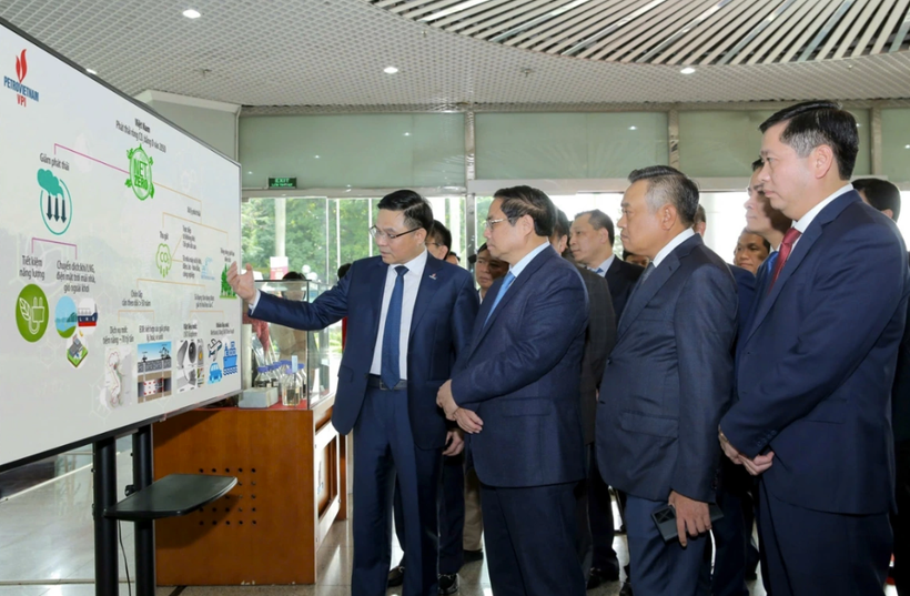 Lãnh đạo Petrovietnam báo cáo Thủ tướng Phạm Minh Chính về nghiên cứu thu hồi và lưu trữ CO2 của VPI. (Ảnh: PV/Vietnam+)