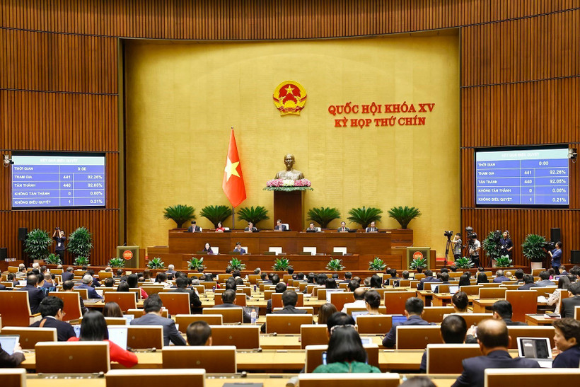 Quốc hội biểu quyết thông qua các luật và Nghị quyết tại Kỳ họp thứ 9, Quốc hội khóa XV. (Ảnh: TTXVN)