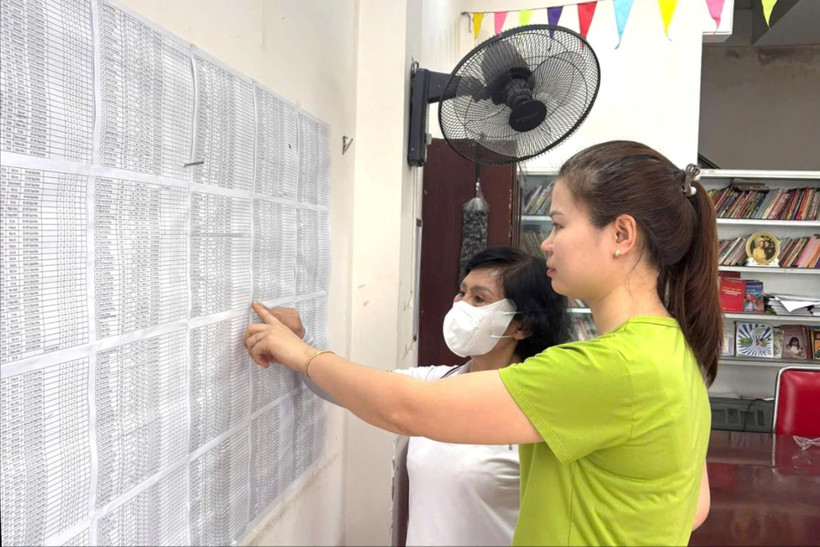 Ủy ban Nhân dân phường Bạch Mai, quận Hai Bà Trưng niêm yết công khai thông báo sắp xếp đơn vị hành chính cấp xã trên địa bàn quận. (Ảnh: CTV)