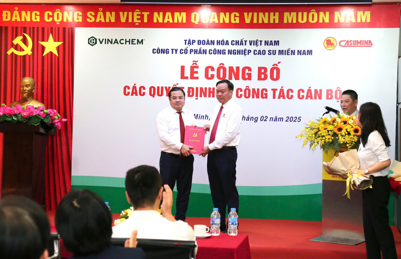 Buổi lễ công bố và trao quyết định bổ nhiệm ông Nguyễn Đình Khoát giữ chức vụ Bí thư Đảng ủy, Tổng Giám đốc Công ty Cổ phần Công nghiệp Cao su Miền Nam. (Ảnh: PV/Vietnam+)