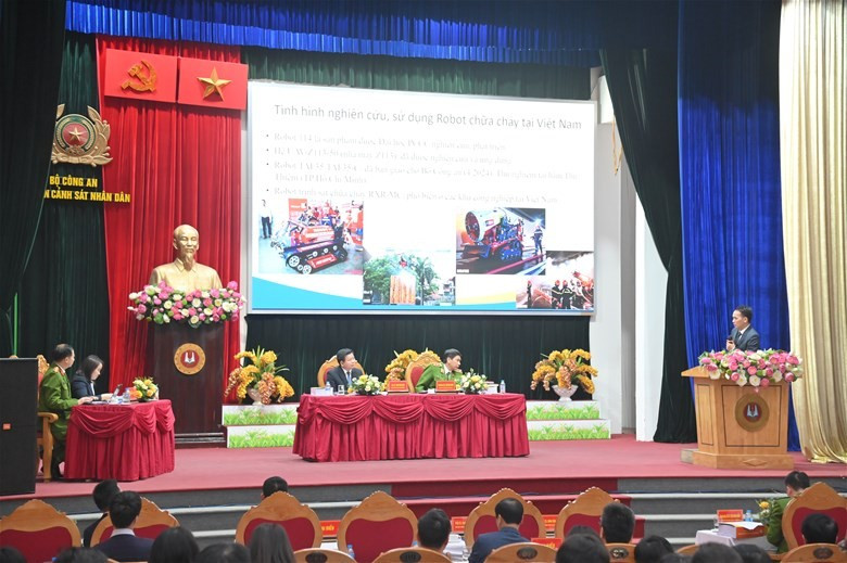 Hội thảo khoa học Quốc gia với chủ đề “Bảo đảm an toàn điện góp phần phòng cháy, chữa cháy ở Việt Nam hiện nay” do Trường Đại học Điện lực phối hợp với Học viện Cảnh sát nhân dân tổ chức. (Ảnh: PV/Vietnam+)