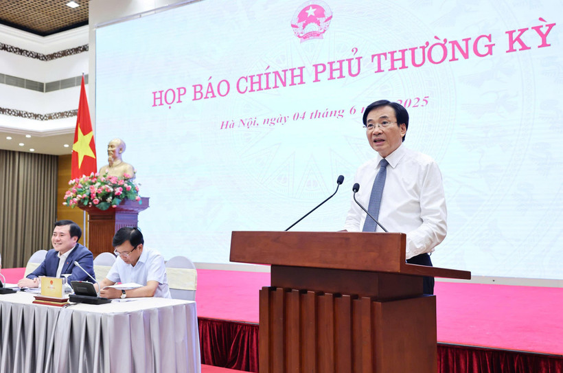 Bộ trưởng Trần Văn Sơn chủ trì phiên họp báo Chính phủ chiều 4/6. (Ảnh: Đức Duy/Vietnam+)