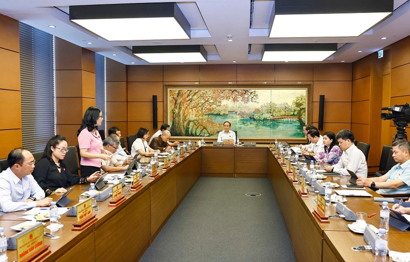 Các đại biểu Quốc hội đoàn Hà Nội thảo luận ở tổ về việc sắp xếp đơn vị hành chính và Dự thảo Nghị quyết của Quốc hội về Trung tâm tài chính quốc tế tại Việt Nam. (Ảnh: TTXVN)