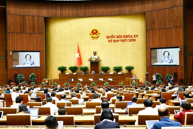 Quốc hội nghe Tờ trình và báo cáo thẩm tra về việc sắp xếp đơn vị hành chính cấp tỉnh năm 2025. (Ảnh: TTXVN)