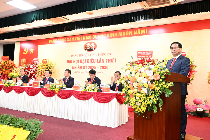 Uỷ viên Ban Thường vụ Đảng ủy Chính phủ, Phó Thủ tướng Chính phủ Bùi Thanh Sơn phát biểu chỉ đạo, biểu dương, ghi nhận những đóng góp tích cực của ngành Công Thương trong nhiệm kỳ qua. (Ảnh: PV/Vietnam+)