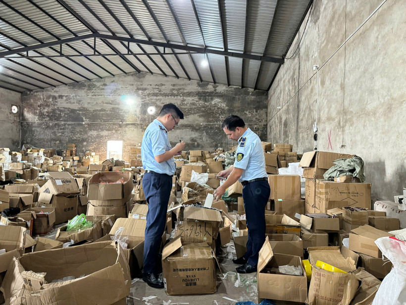 Cán bộ Chi cục Quản lý thị trường tỉnh Quảng Ninh kiểm tra kho hàng có dấu hiệu vi phạm. (Ảnh: PV/Vietnam+)