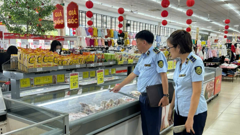 Lực lượng Quản lý thị trường kiểm tra, kiểm soát hàng hóa tại các doanh nghiệp phân phối, bán lẻ. (Ảnh: Quản lý thị trường)