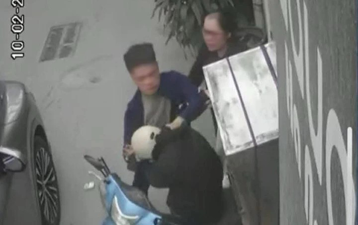 Tài xế ôtô đánh tới tấp nam shipper sau va chạm giao thông. (Ảnh cắt từ clip)