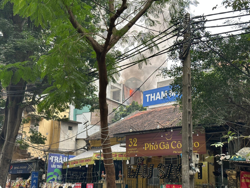 Vụ hỏa hoạn tại căn hộ nằm trong khu tập thể 57B Phan Chu Trinh, quận Hoàn Kiếm. (Ảnh chụp từ phố Hàn Thuyên, quận Hai Bà Trưng)