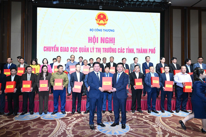 Lễ chuyển giao Cục Quản lý thị trường về các địa phương. (Ảnh: PV/Vietnam+)