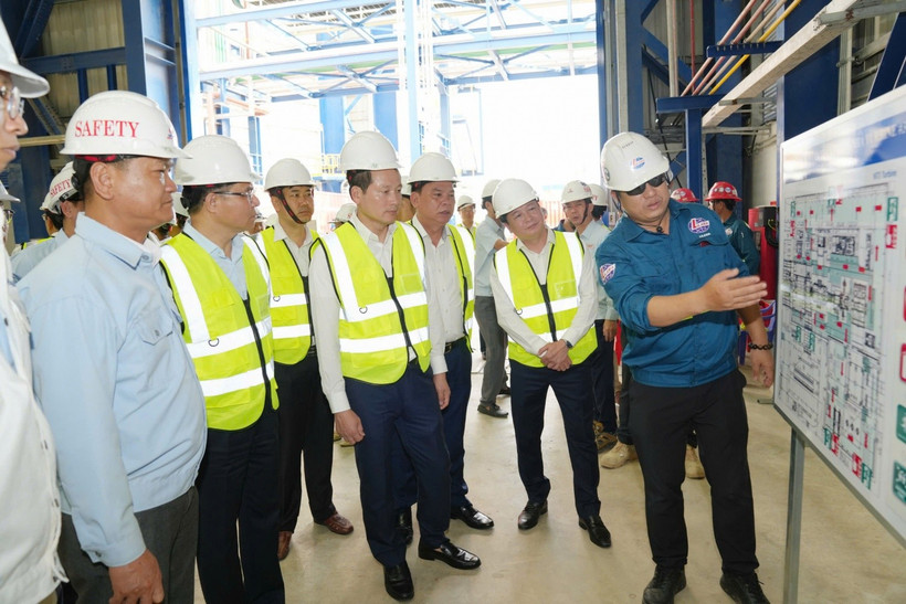 Chủ tịch Hội đồng thành viên Petrovietnam Lê Mạnh Hùng cùng lãnh đạo tỉnh Đồng Nai kiểm tra tiến độ thực hiện dự án Nhà máy điện Nhơn Trạch 3&4. (Ảnh: PV/Vietnam+)