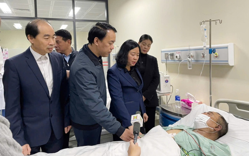 Bí thư Thành ủy Hà Nội Bùi Thị Minh Hoài thăm hỏi, động viên nạn nhân vụ cháy. (Ảnh: hanoi)