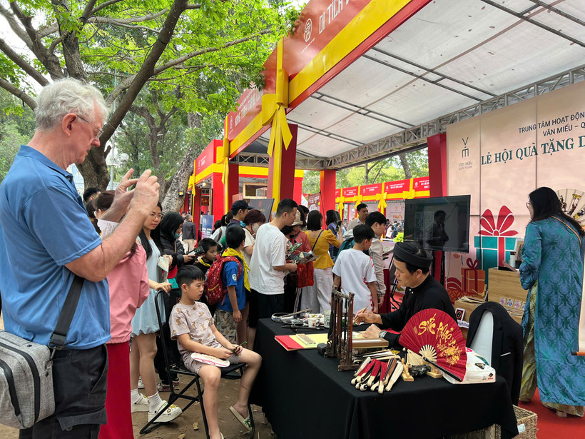 Du khách quốc tế tham quan Lễ hội Quà tặng Du lịch Hà Nội. (Ảnh: PV/Vietnam+)