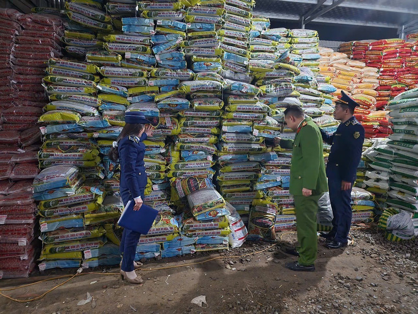 Lực lượng chức năng tỉnh Thanh Hóa kiểm tra tại Hộ kinh doanh Nguyễn Đình Năm trên địa bàn xã Phú Xuân, huyện thọ Xuân, tỉnh Thanh Hóa. (Ảnh: PV/Vietnam+)