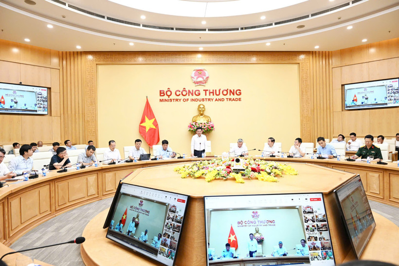 Bộ trưởng Nguyễn Hồng Diên chủ trì buổi họp về kế hoạch cung ứng điện 06 tháng cuối năm 2025 và xây dựng kế hoạch cung ứng điện năm 2026. (Ảnh: PV/Vietnam+)