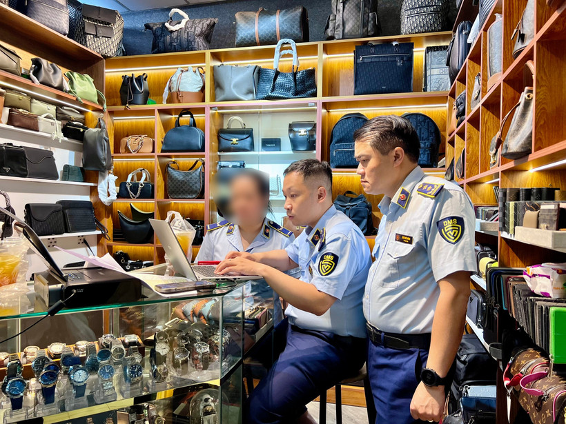 Phòng Nghiệp vụ Quản lý thị trường tiến hành kiểm tra tại các điểm kinh doanh trong Trung tâm Thương mại Saigon Square ngày 29/5. (Ảnh: Quản lý thị trường)