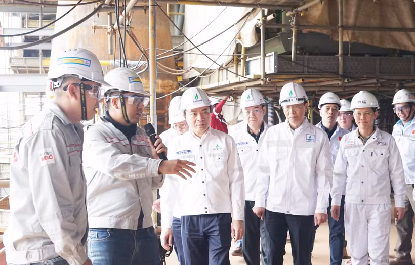 Chủ tịch Hội đồng thành viên Petrovietnam Lê Ngọc Sơn kiểm tra công trường Dự án giàn CPP Lô B. (Ảnh: PV/Vietnam+)