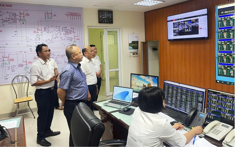 Ông Vũ Anh Phương, Phó Tổng Giám đốc EVNNPC kiểm tra tại trực ca điều độ Công ty Điện lực Hưng Yên. (Ảnh: evnnpc)