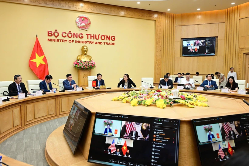 Bộ trưởng Bộ Công Thương, Trưởng đoàn đàm phán Chính phủ Nguyễn Hồng Diên điện đàm với Trưởng Đại diện Thương mại Hoa Kỳ Jamieson L. Greer. (Ảnh: PV/Vietnam+)