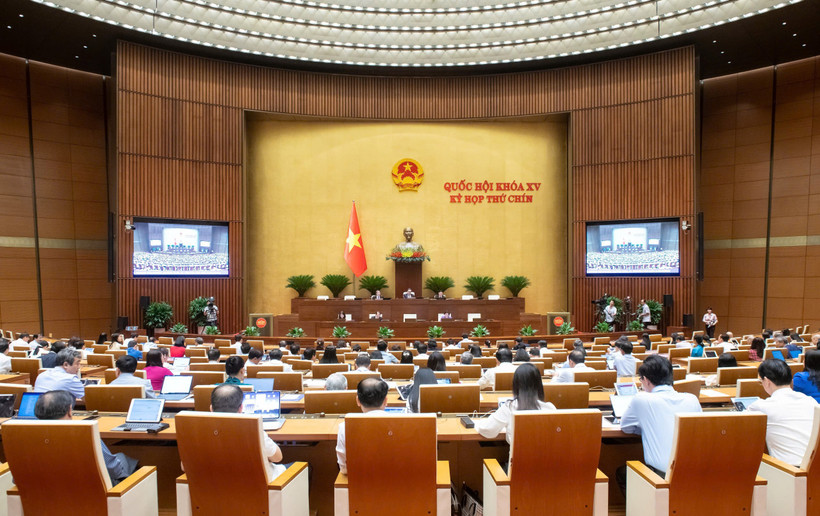 Quốc hội họp toàn thể tại hội trường, thảo luận các dự án luật. (Ảnh: quochoi.vn)