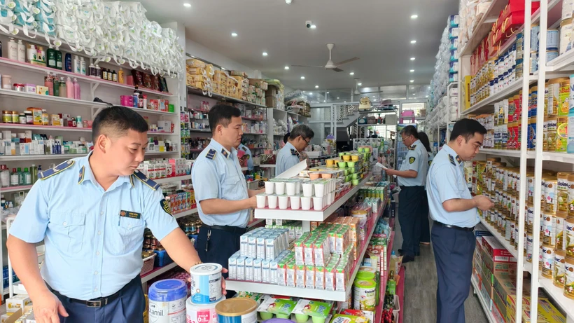 Lực lượng quản lý thị trường tỉnh Lào Cai kiểm soát địa bàn. (Ảnh: qltt)