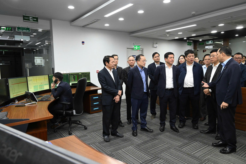 Bộ trưởng Nguyễn Hồng Diên kiểm tra công tác bảo đảm cung ứng điện dịp Tết Nguyên đán 2025. (Ảnh: PV/Vietnam+)