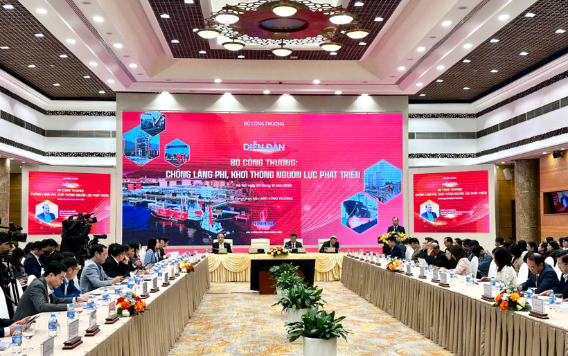 Diễn đàn: “Bộ Công Thương: Chống lãng phí, khơi thông nguồn lực phát triển,” do Báo Công Thương tổ chức ngày 23/12. (Ảnh: Đức Duy/Vietnam+)