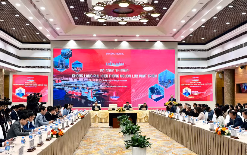 Diễn đàn: “Bộ Công Thương: Chống lãng phí, khơi thông nguồn lực phát triển,” do Báo Công Thương tổ chức ngày 23/12. (Ảnh: Đức Duy/Vietnam+)