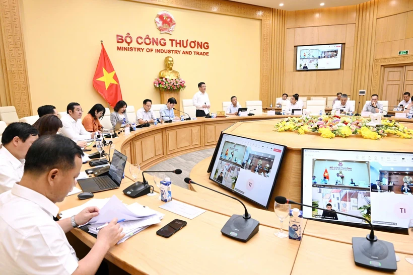 Bộ trưởng Bộ C&ocirc;ng Thương, Trưởng Đo&agrave;n đ&agrave;m ph&aacute;n Ch&iacute;nh phủ Nguyễn Hồng Di&ecirc;n chủ tr&igrave; buổi l&agrave;m việc với c&aacute;c Tập đo&agrave;n, Tổng c&ocirc;ng ty, c&aacute;c doanh nghiệp lớn của Việt Nam. (Ảnh: PV/Vietnam+)
