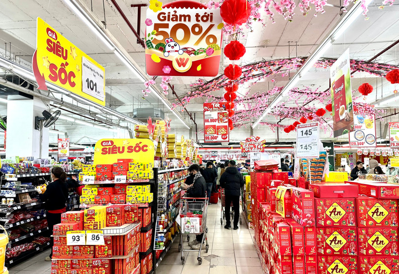 Siêu thị đẩy mạnh các chương trình khuyến mãi, giảm giá, bình ổn thị trường. (Ảnh: Đức Duy/Vietnam+)