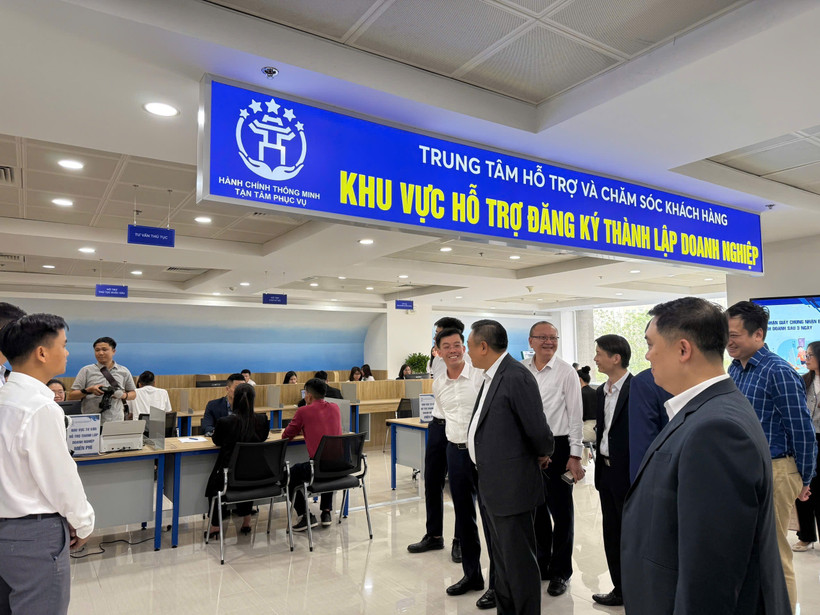 Chủ tịch Ủy ban Nhân dân Thành phố Hà Nội Trần Sỹ Thanh kiểm tra thực tế tại Trung tâm Hỗ trợ và chăm sóc khách hàng. (Ảnh: PV/Vietnam+)