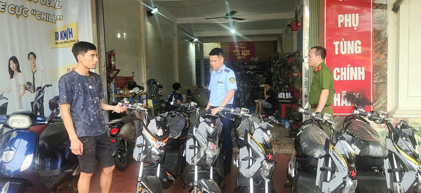 Lực lượng chức năng kiểm tra cửa hàng kinh doanh xe điện Trung Hiếu trên địa bàn thành phố Hà Nội. (Ảnh: PV/Vietnam+)