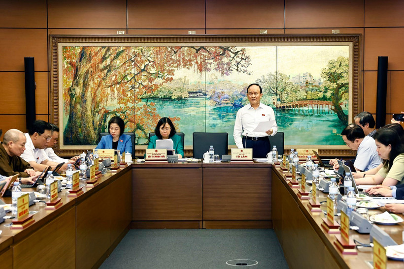 Các đại biểu Quốc hội đoàn thành phố Hà Nội thảo luận ở tổ về phát triển kinh tế-xã hội những tháng đầu năm 2025. (Ảnh: TTXVN)