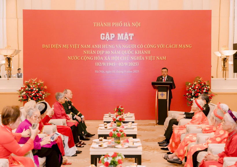 Chủ tịch UBND thành phố Hà Nội gặp mặt, tri ân Mẹ Việt Nam Anh hùng, Người có công với cách mạng nhân dịp 80 năm Quốc khánh 2/9. (Ảnh: PV/Vietnam+)