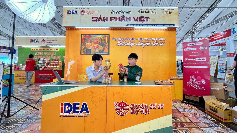 Phiên livestream được vận hành bởi MCN House of Deera với sự tham gia của những nhà sáng tạo tâm huyết với hàng Việt. (Ảnh: PV/Vietnam+)