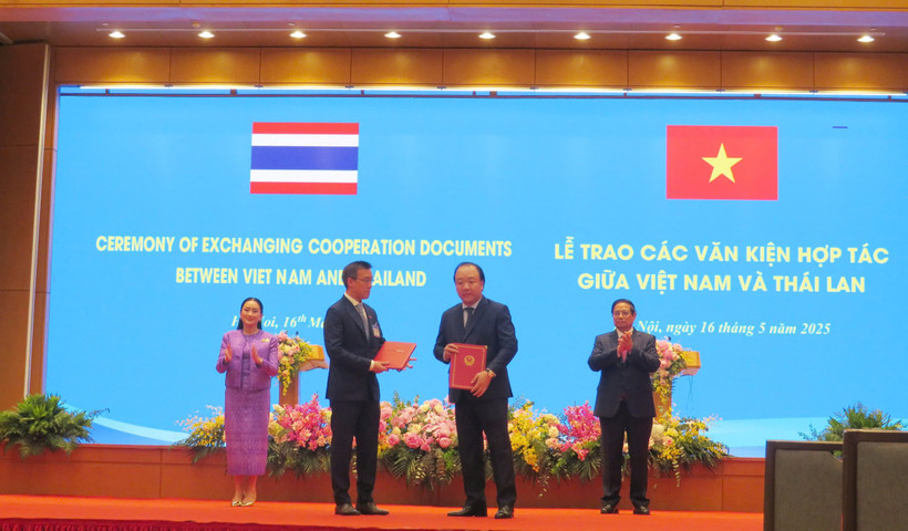 Thủ tướng Phạm Minh Chính và Thủ tướng Thái Lan Paetongtarn Shinawatra chứng kiến trao Chương trình hợp tác giữa Cục Quản lý và Phát triển thị trường trong nước, Vụ Phát triển thị trường nước ngoài (Bộ Công Thương Việt Nam) với Tập đoàn Central Retail (Thái Lan) giai đoạn 2026-2028. (Ảnh: Bộ Công Thương)