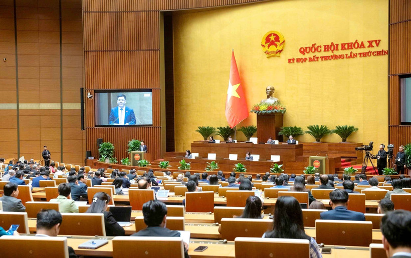 Quốc hội họp phiên toàn thể tại hội trường để nghe Tờ trình, Báo cáo thẩm tra về các cơ chế, chính sách đặc thù đầu tư xây dựng dự án điện hạt nhân Ninh Thuận. (Ảnh: TTXVN)