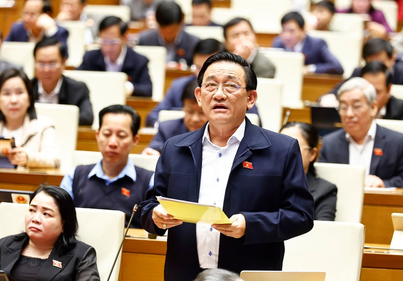 Các đại biểu thảo luận tại hội trường về các nghị quyết quan trọng phục vụ phát triển kinh tế-xã hội. (Ảnh: TTXVN)