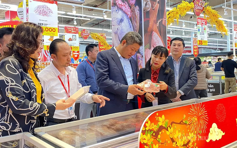 Phó Chủ tịch UBND thành phố Hà Nội Nguyễn Mạnh Quyền kiểm tra công tác triển phục vụ Tết tại siêu thị Go! Thăng Long. (Ảnh: Hanoi)