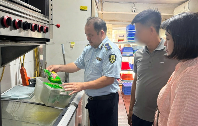 Cơ quan chức năng làm việc với cơ sở "lòng se điếu" tại Cầu Giấy, Hà Nội. (Ảnh: PV/Vietnam+)