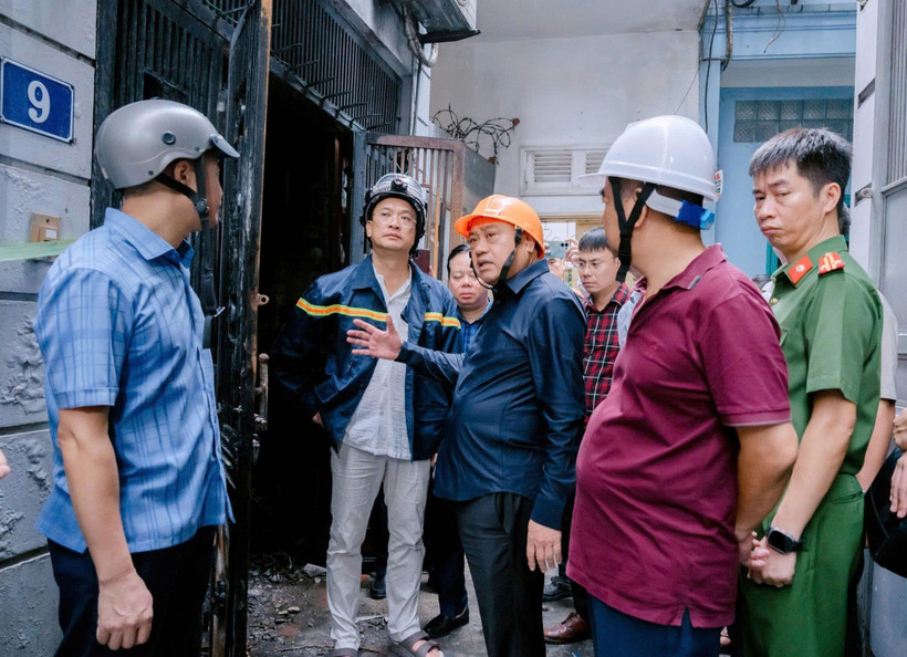 Chủ tịch UBND thành phố Hà Nội Trần Sỹ Thanh trực tiếp kiểm tra hiện trường và chỉ đạo khắc phục hậu quả vụ cháy nhà dân khiến 5 người tử vong tại ngõ 180 phố Kim Hoa. (Ảnh: PV/Vietnam+)