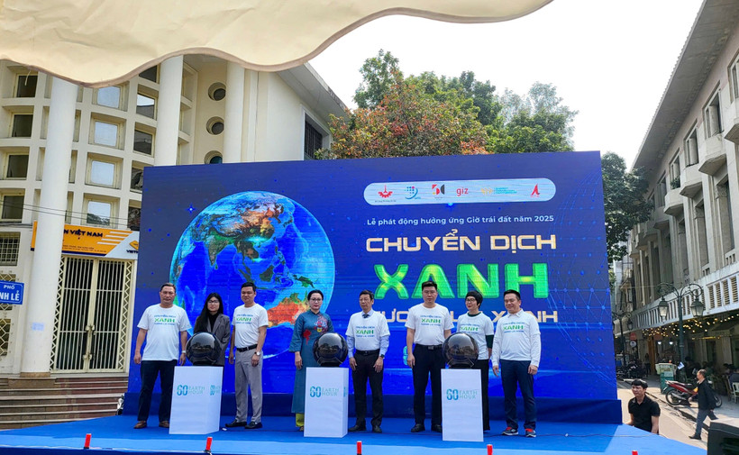 Các đại biểu tham dự sự kiện Giờ Trái đất 2025 diễn ra sáng 22/3, tại khu vực phố đi bộ hồ Hoàn Kiếm, thành phố Hà Nội. (Ảnh: Đức Duy/Vietnam+)