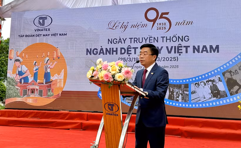 Ông Lê Tiến Trường, Chủ tịch Hội đồng Quản trị Vinatex nhấn mạnh, ngành dệt may Việt Nam hôm nay khi đứng tốp 3 trên thị trường dệt may quốc tế chính là nhờ chiến lược đúng đắn và tinh thần đoàn kết, bền chặt của những con người dệt may không ngừng sáng tạo, đổi mới, tận tâm với từng đường kim, mũi chỉ. (Ảnh: Đức Duy/Vietnam+)