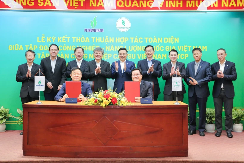 Tổng Giám đốc Petrovietnam Lê Ngọc Sơn và Tổng Giám đốc VRG Lê Thanh Hưng ký kết thỏa thuận hợp tác toàn diện giữa hai Tập đoàn. (Ảnh: PV/Vietnam+)