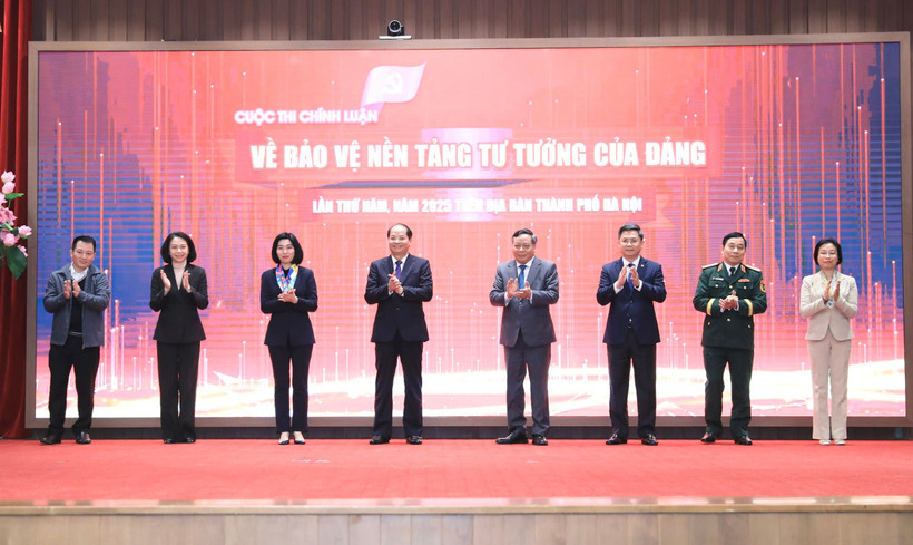 Lãnh đạo Trung ương và thành phố Hà Nội thực hiện nghi thức phát động cuộc thi chính luận về bảo vệ nền tảng tư tưởng của Đảng. (Ảnh: PV/Vietnam+)