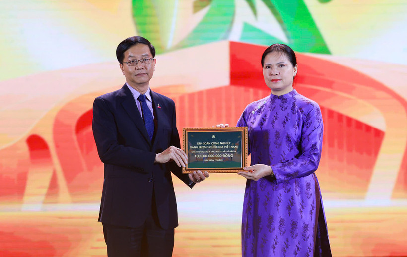 Tại lễ bế mạc Hội chợ mùa Thu lần thứ nhất - 2025, Petrovietnam đã trao ủng hộ đồng bào vùng lũ số tiền 100 tỷ đồng. (Ảnh: PV/Vietnam+)