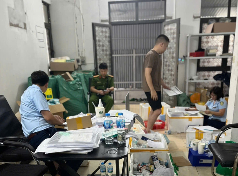 Lực lượng chức năng kiểm tra mỹ phẩm tại Hà Nội. (Ảnh: PV/Vietnam+)