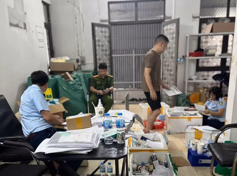 Lực lượng chức năng kiểm tra mỹ phẩm tại Hà Nội. (Ảnh: PV/Vietnam+)